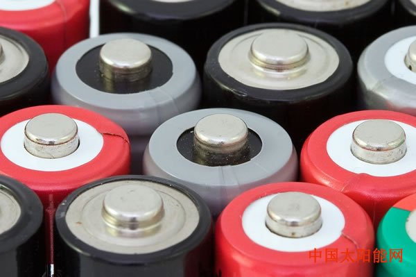 太阳能热水器维修三元锂电池在安全争议及铁锂回潮双重夹击下地位依旧稳固